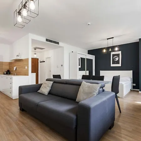 Lam Moon - Ac - Terrace Pressburg